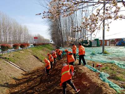 源匯區(qū)公路養(yǎng)護(hù)中心 整修路肩美化路容，推進(jìn)綠化工程提升出行環(huán)境